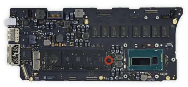 vis Torx T9 de 2,9 mm fixant le SSD à la carte mère